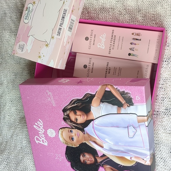 GlossyBox Barbie Cleanser&Box/Hydrating Mist&Vintage Cosmetic Satin Pillowcase - Picture 2 of 16